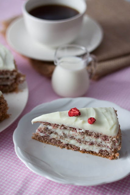 Fit tort - Biszkopt z hibiskusem i kremem budyniowym bez cukru i masła